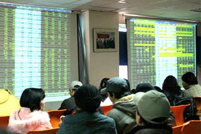 Nhiều cổ đông lớn không bán CP vì giá thấp